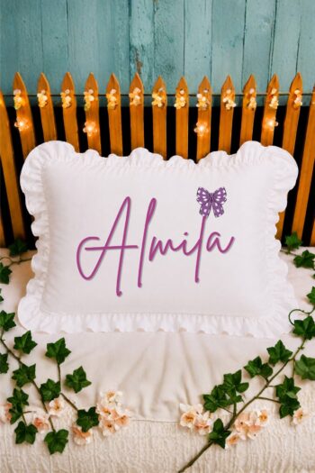 Kişiye Özel İsimli Mor Fiyonk Detaylı Fırfırlı Dekoratif Bebek Yastığı