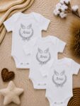 Kişiye Özel Erkek Bebek Body – Melek Kanadı ve Defne Dalı Baskılı İsimli Bebek Zıbını